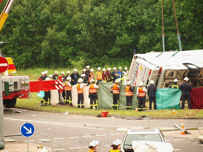 Schwerer Unfall mit Reisebus Lohmar Donrather Dreieck P520.JPG
